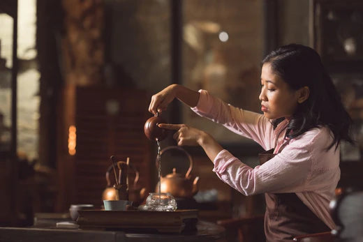 jeune femme asiatique préparant le thé