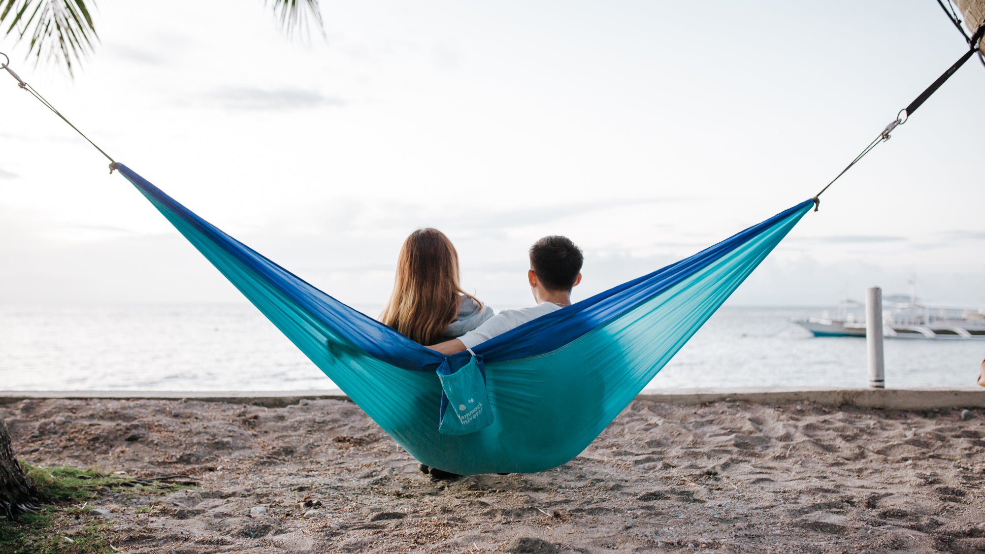 couple sur la plage en pleine détente