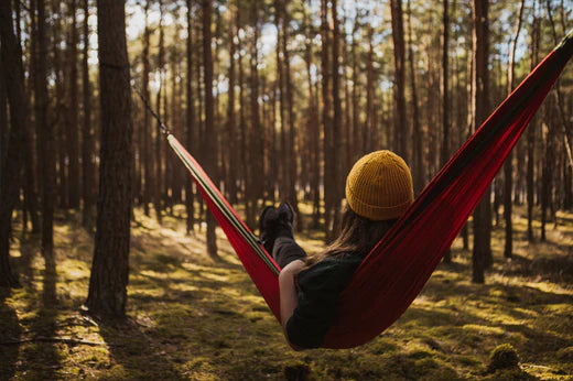 peronnse dans son hamac en pleine forêt