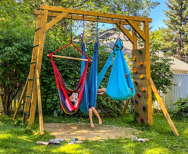 enfants dans des chaises hamac