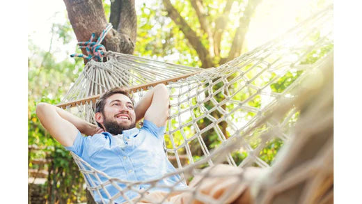 homme se reposant dans un hamac blanc double de cordes de coton