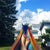 pieds de femme dans un hamac maya familial sous un ciel bleu